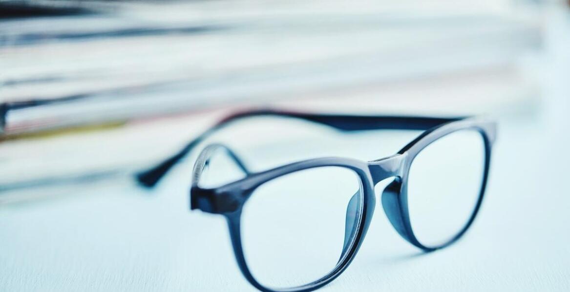 Jakie są najważniejsze zalecenia dotyczące pielęgnacji okularów według optyka?