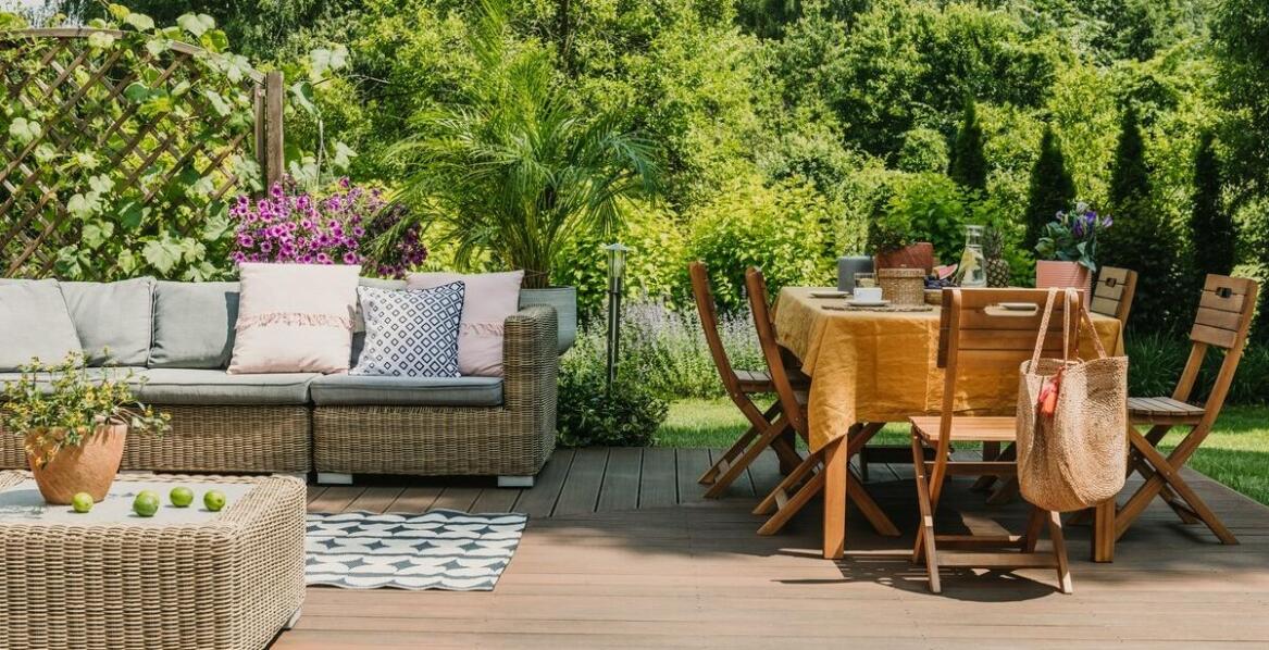 Wybór odpowiednich desek tarasowych do zewnętrznej przestrzeni – na co zwrócić uwagę?