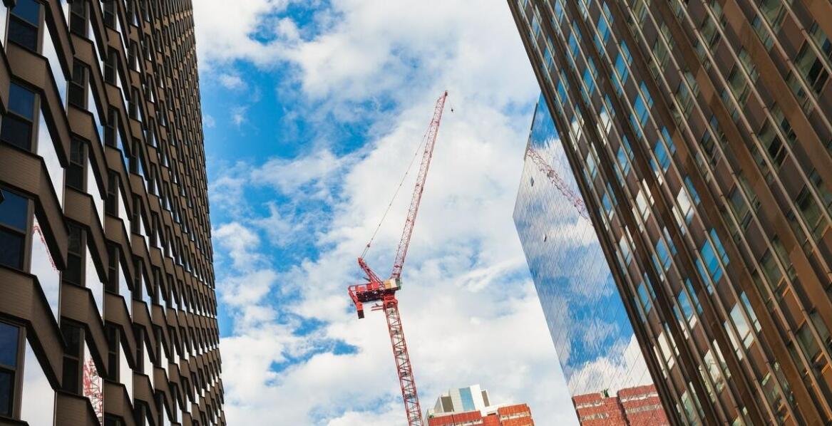 Jak montaż windy w istniejącym budynku wpływa na codzienne funkcjonowanie dla mieszkańców?