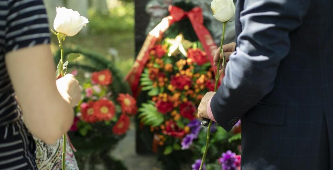 Wieńce pogrzebowe: jak dobrać kształt i rozmiar?