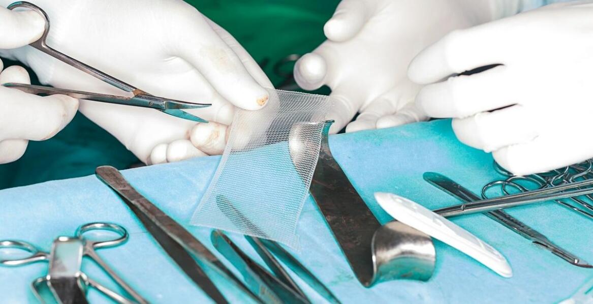 Jakie zastosowania ma włókninowy przylepiec w placówkach medycznych?