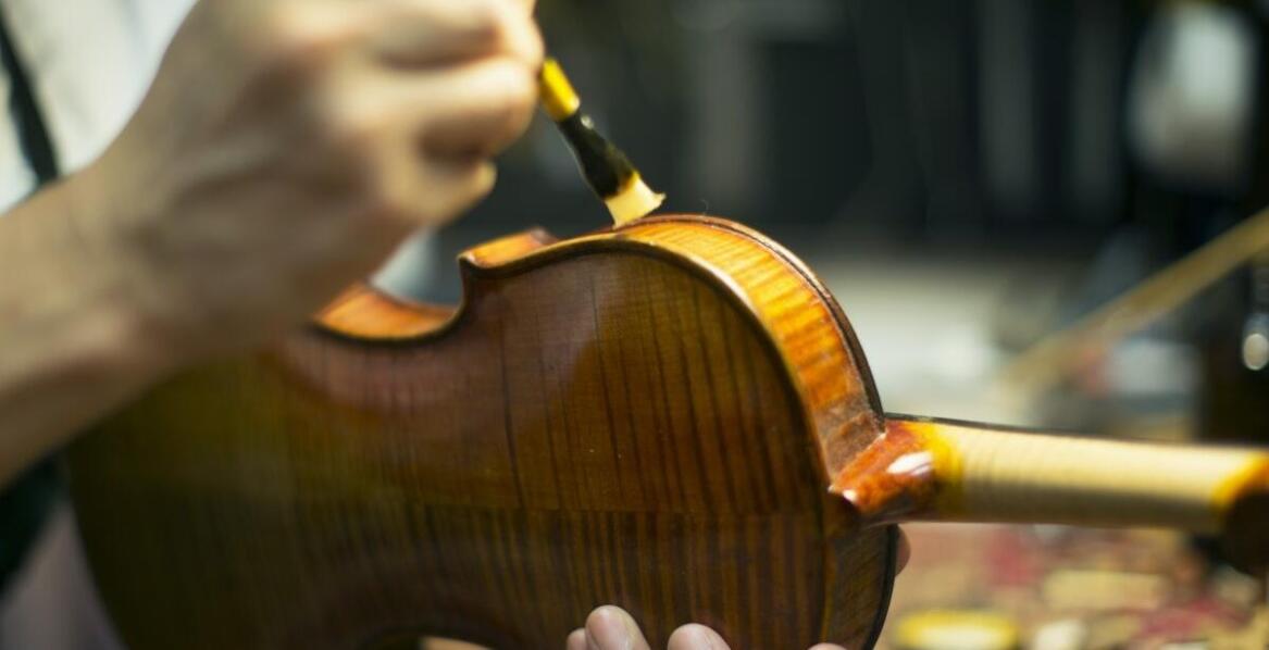 Jak rozwijać muzyczną kreatywność poprzez grę na skrzypcach?