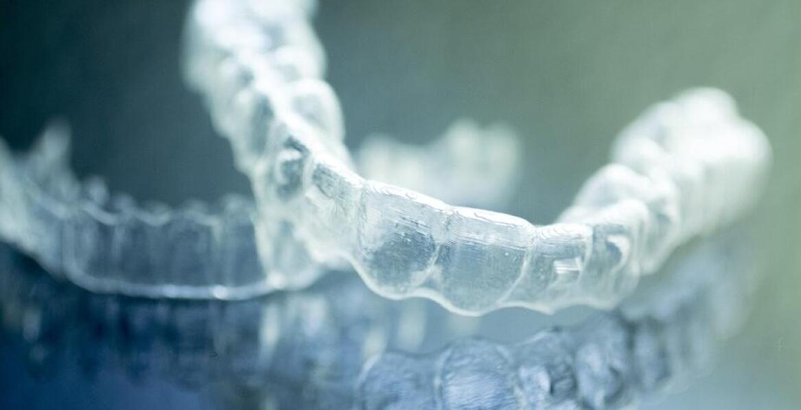 Kiedy najlepiej rozpocząć leczenie ortodontyczne z użyciem niewidocznego aparatu?