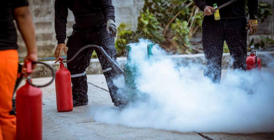Praktyczne szkolenie z gaśnic: Klucz do skutecznego reagowania na pożary.