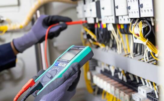 Analiza efektywności energetycznej dzięki regulacji napięcia układom