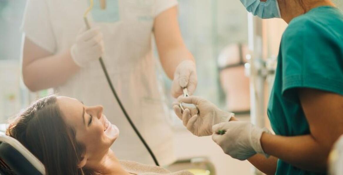 Jak piaskowanie zębów wspiera codzienną higienę w jamie ustnej?