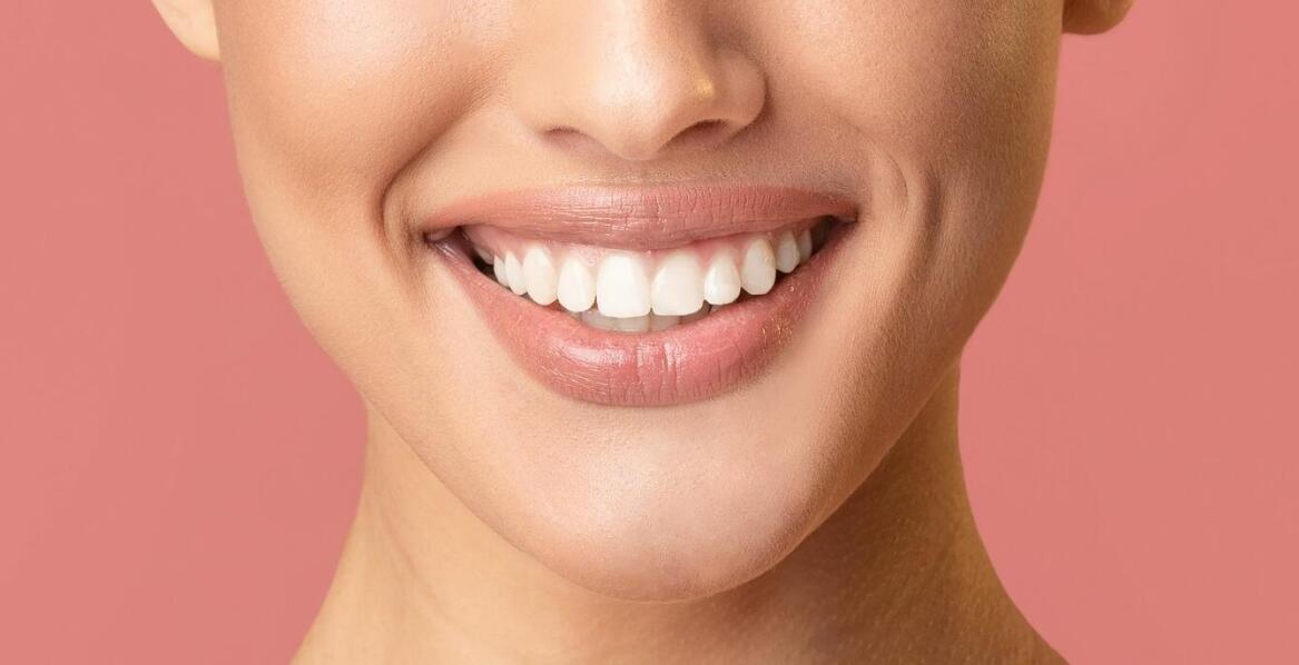 Jak implanty wpływają na estetykę i funkcjonalność uśmiechu?