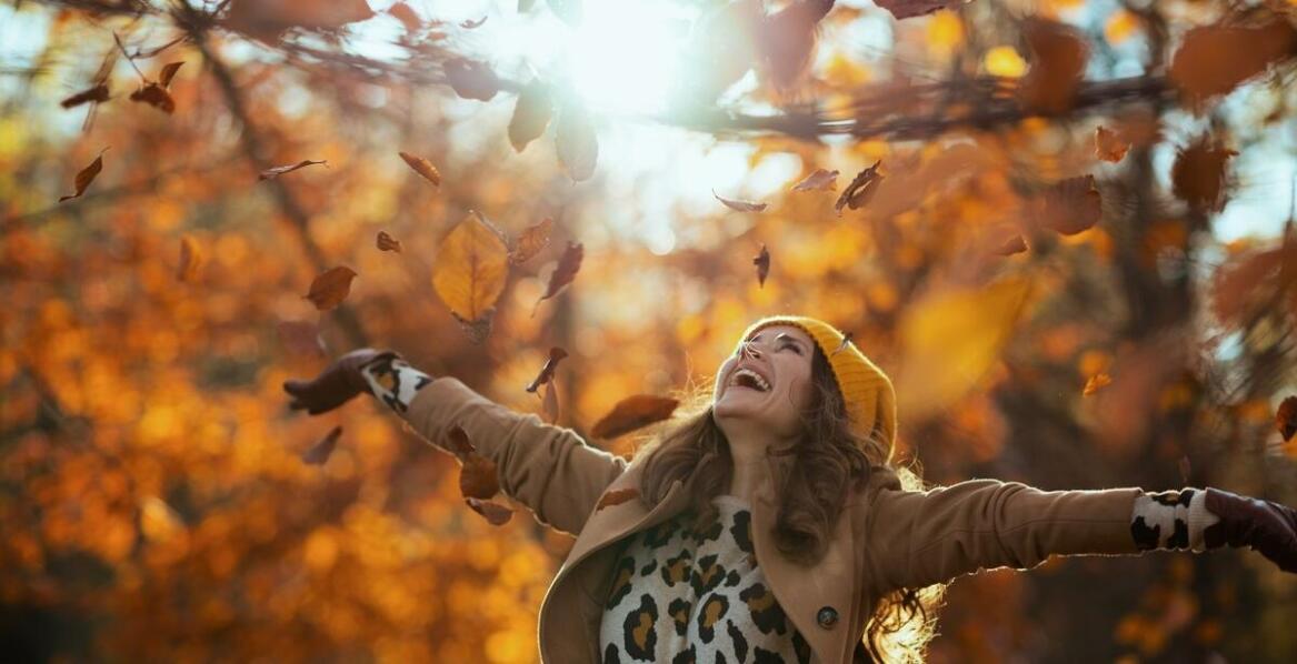 Jak dopasować wełniany płaszcz do różnych stylizacji?