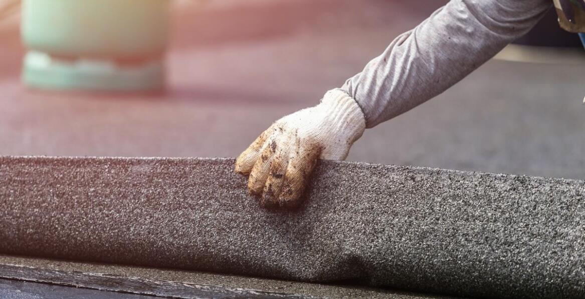 Przeglądy płaskich dachów: jak zapewnić długotrwałą trwałość pokrycia