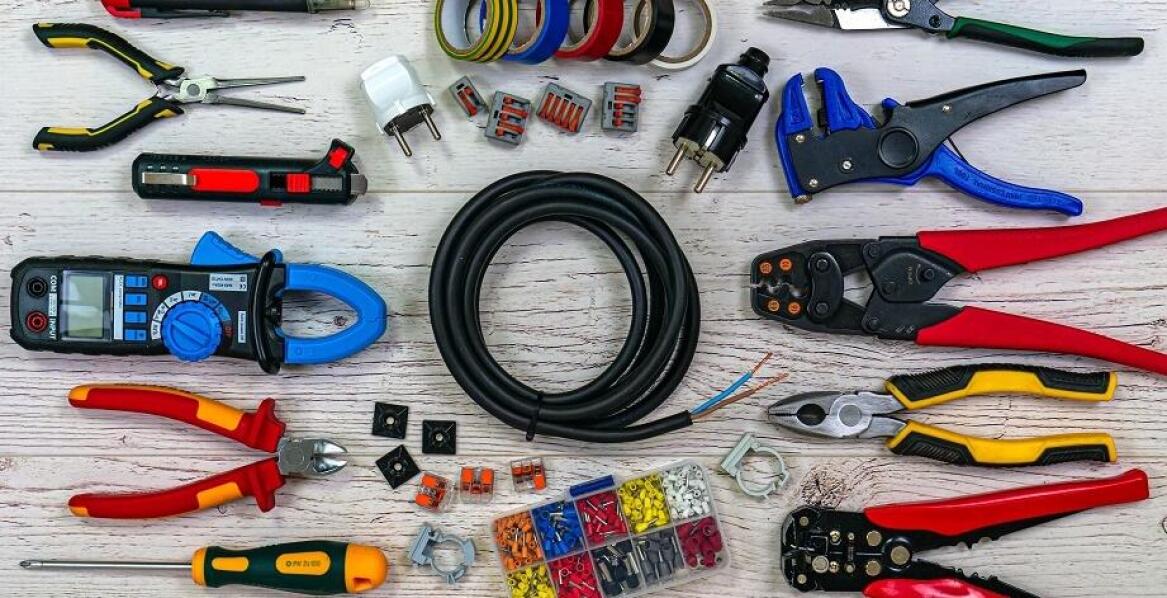 Wpływ użytych materiałów w produkcji na jakość zaciskarek do kabli