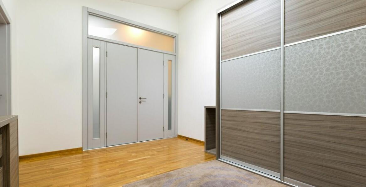 Wybór drzwi wejściowych: Jakie opcje są dostępne dla mieszkań w budynkach wielorodzinnych?