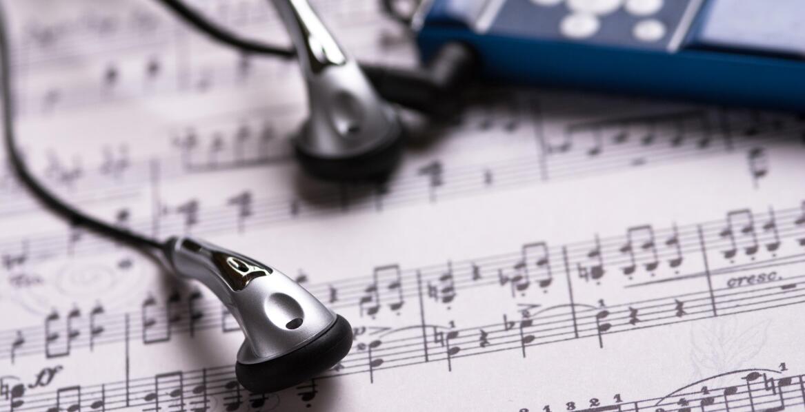 Jak muzyka pomaga w nauce języka angielskiego poprzez słuchowe ćwiczenia?