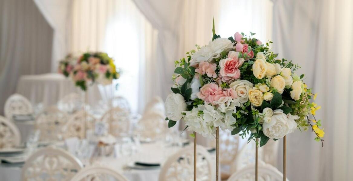 Florystyczne aranżacje weselnej sali - jak wykorzystać sezonowe kwiaty?