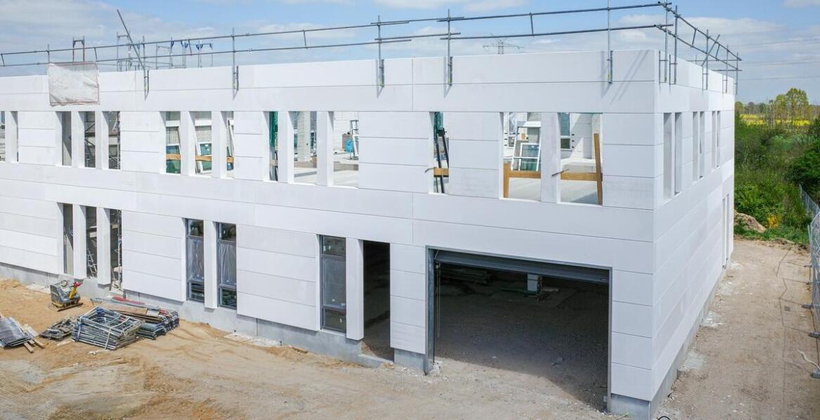 Jakie są zalety konstrukcyjnej elastyczności hal z płyty warstwowej?