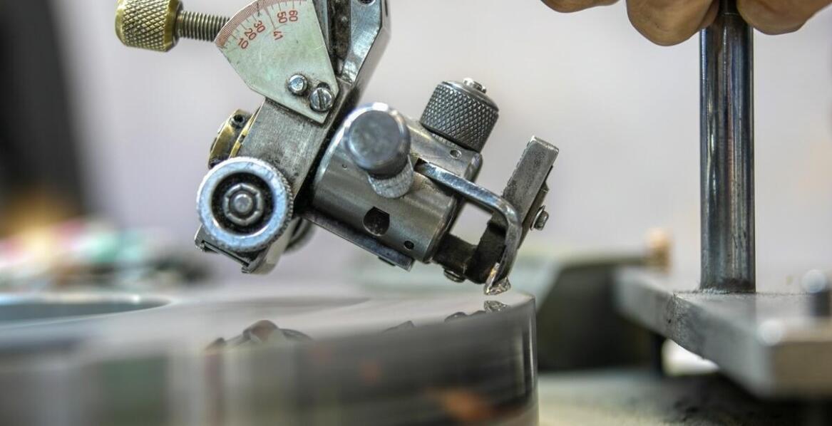 Polerskie szlifierki: Kluczowe narzędzia w nowoczesnym jubilerstwie