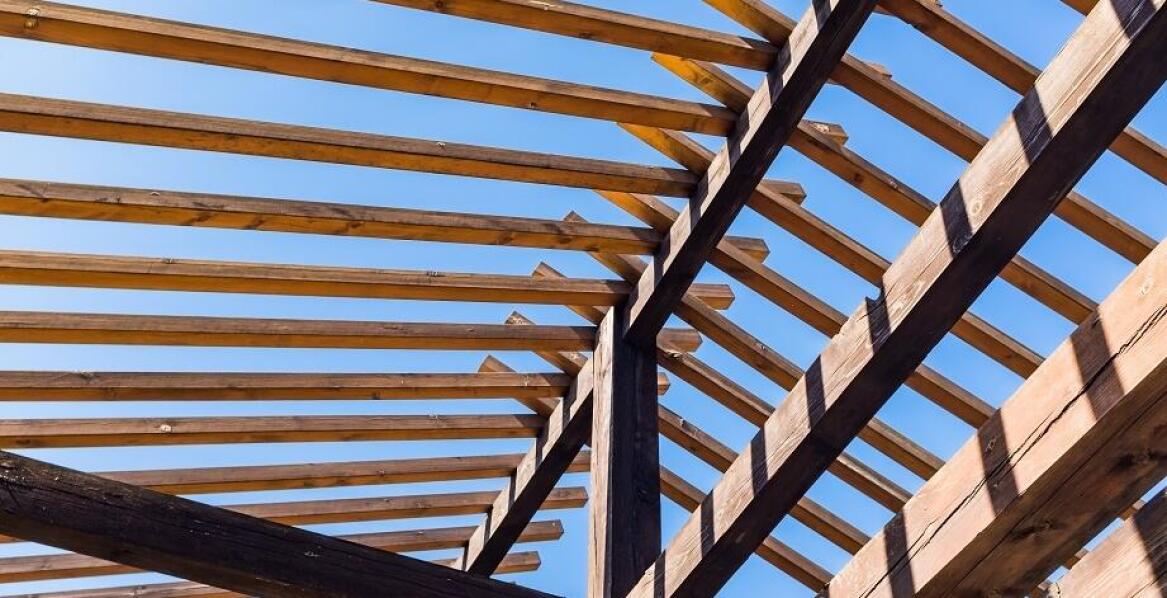 Rola montażu dachowego szkieletu w stabilności konstrukcji