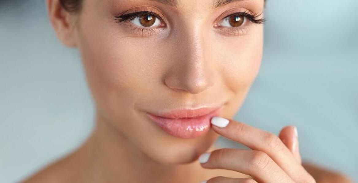 Jak zmieniały się trendy w modelowaniu ust na przestrzeni lat?