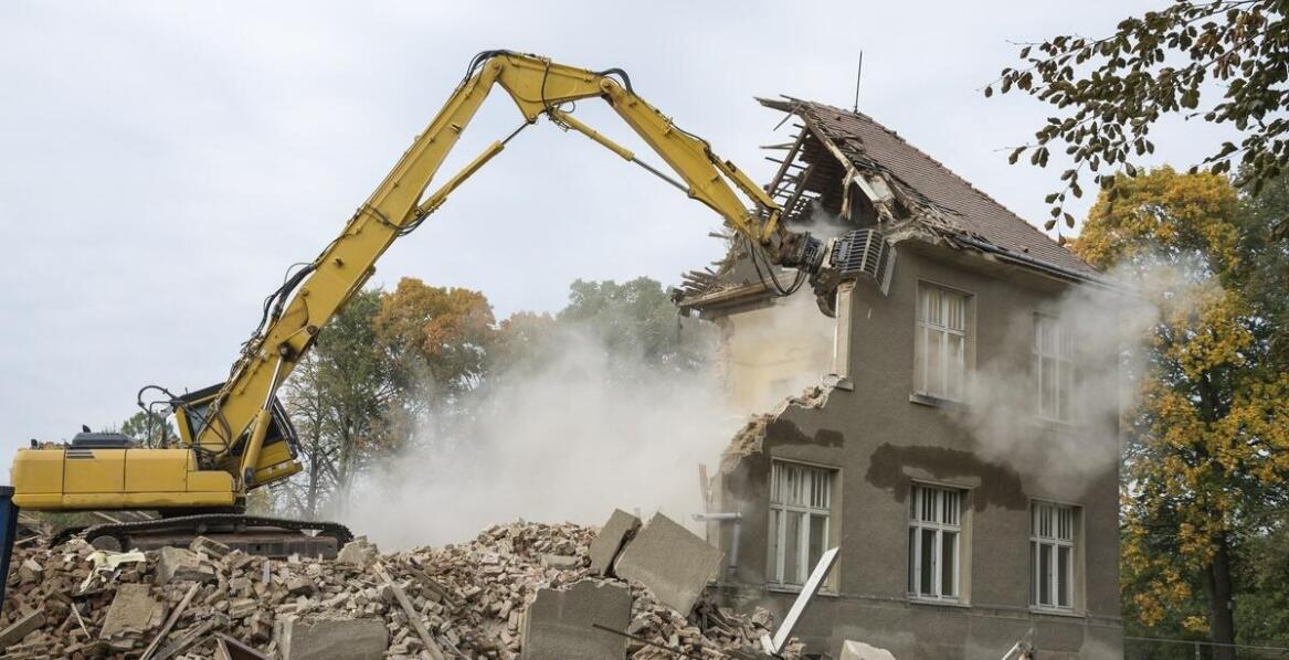 Jakie są różnice między ręcznymi a mechanicznymi wyburzeniami?