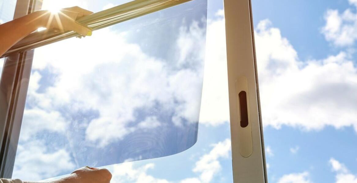 Jakie korzyści niesie oklejanie okien mrożoną folią?