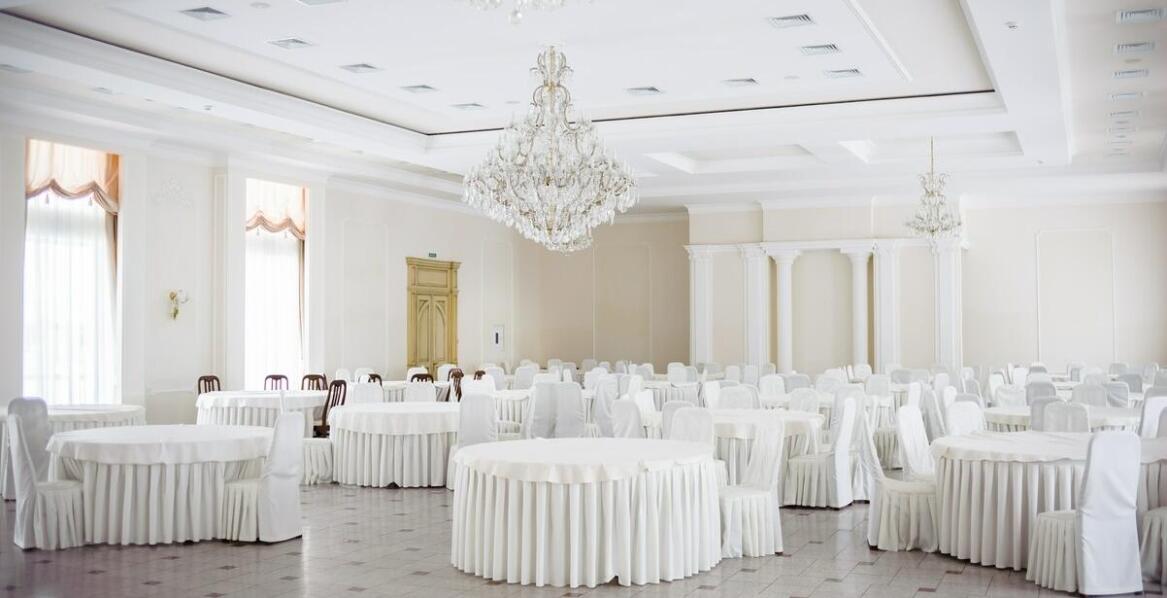 Jakie korzyści niesie organizacja okolicznościowych przyjęć w bankietowych salach?