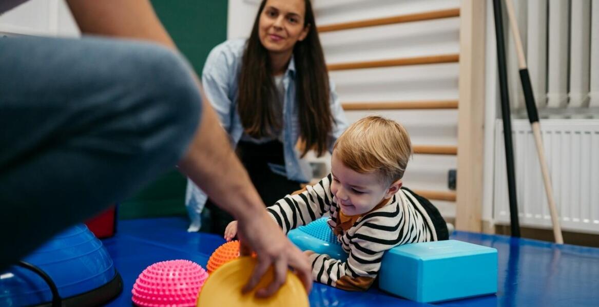 Pracownia sensoryczna: jakie techniki są stosowane w terapii sensorycznej integracji?
