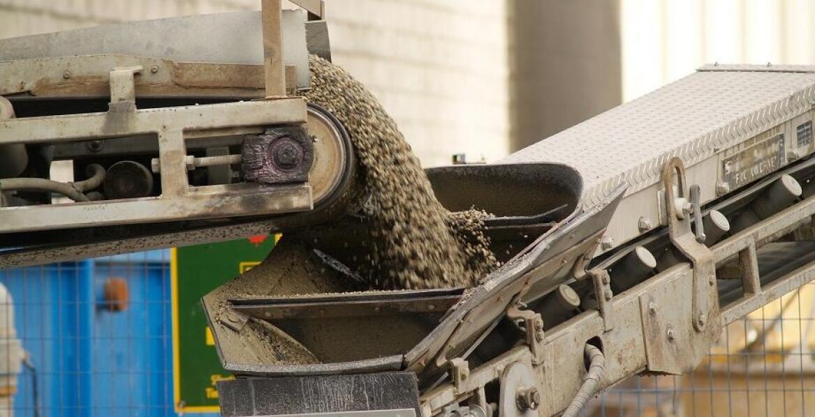 Jak kubełkowe przenośniki wspierają transport sypkich materiałów?