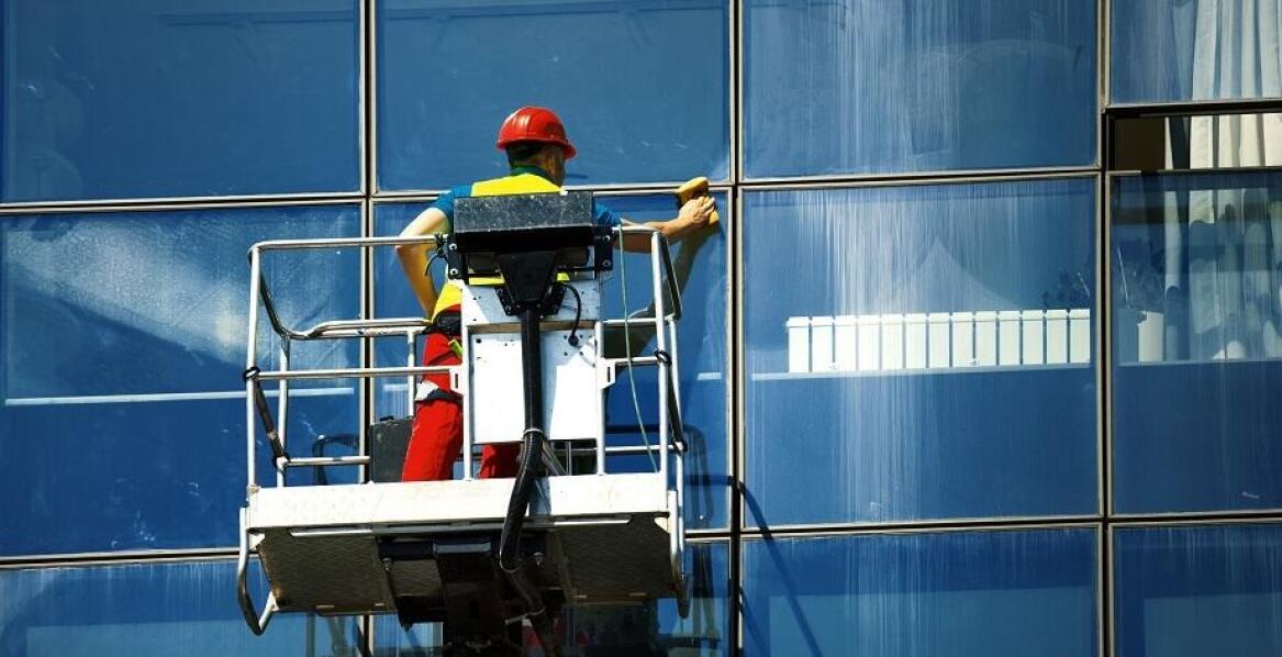 Profesjonalne czyszczenie elewacji: klucz do przedłużenia trwałości elewacji