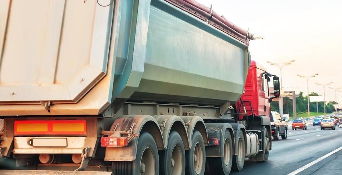 Transport kruszywa w miejskich obszarach: Jak unikać korków i opóźnień?