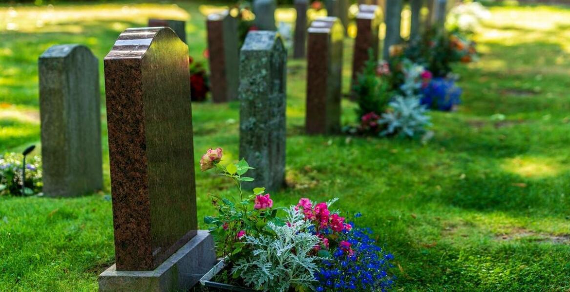 Jak dopasować nagrobne akcesoria do indywidualnego projektu pomnika?