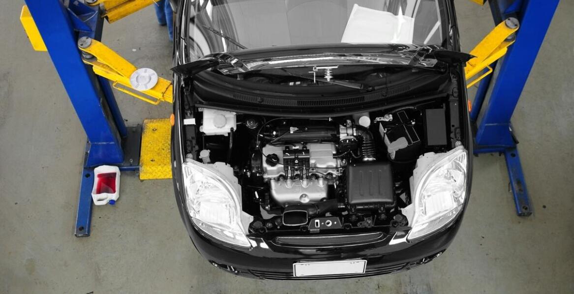 Zastosowanie pneumatycznego lewarka w warsztatach samochodowych – kluczowe korzyści