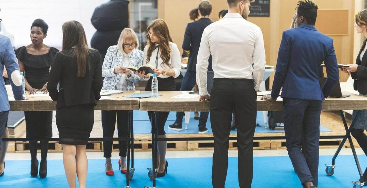 Projektowanie handlowych stoisk: jak uwzględnić potrzeby różnych grup klientów?