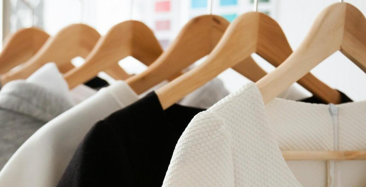 Koszule na miarę a zawodowa prezencja – jak wpływają na postrzeganie w pracy?