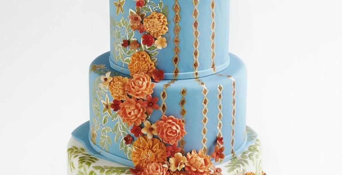 Tematyczne opłatki jako centrum dekoracji tortu na 50. urodziny