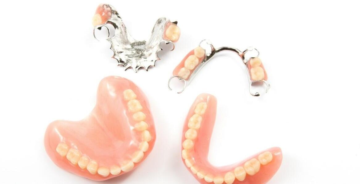 Protezy zębowe – jakie są najnowsze rozwiązania w protetyce?
