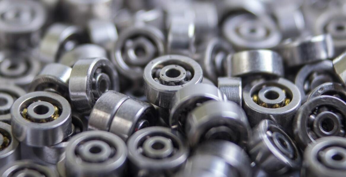 Jakie korzyści płyną z zastosowania nowoczesnych rolek w chłodniczych drzwiach przesuwnych?