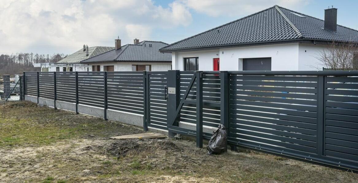 Jak montaż ogrodzeń wpływa na bezpieczeństwo posesji?