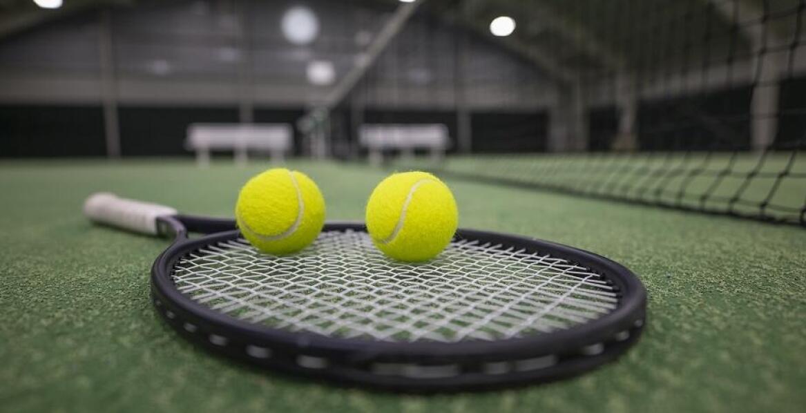 Organizacja sportowych obozów z dostępem do krytego kortu tenisowego