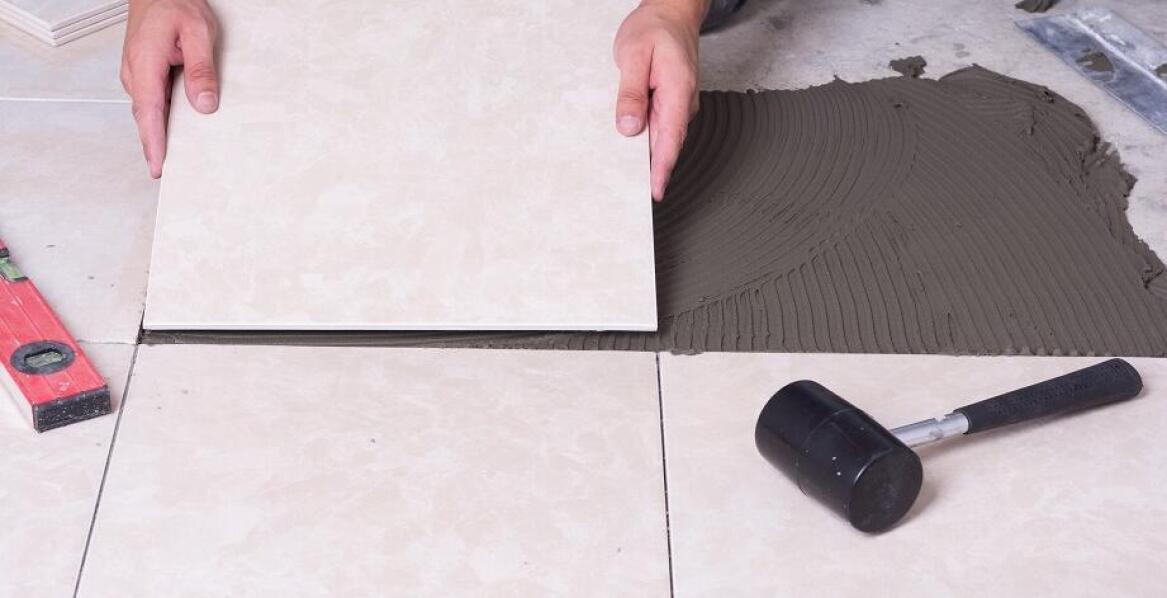 Wielkoformatowe płytki: jak wpływają na wizualny odbiór przestrzeni?