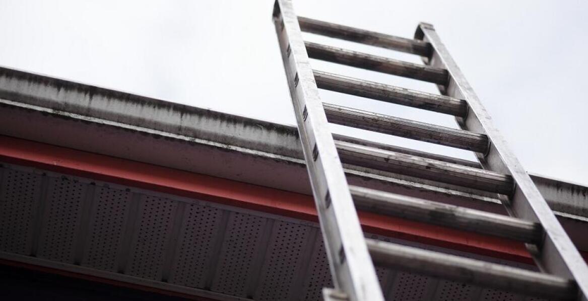 Przegląd różnych typów wysuwanych drabin – co oferuje rynek?