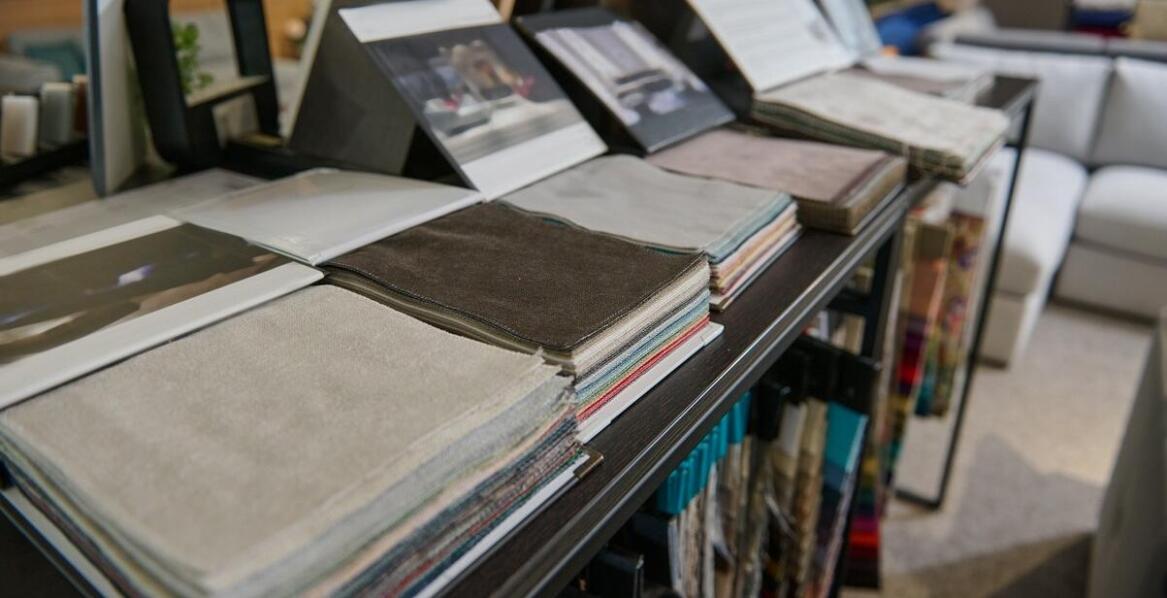 Jakie są zalety korzystania z oferty próbek i folderów dostępnych przy Wileńskiej 4?