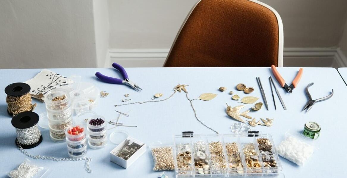 Złote półfabrykaty 585 – jak wpływają na wartość artystyczną biżuterii?