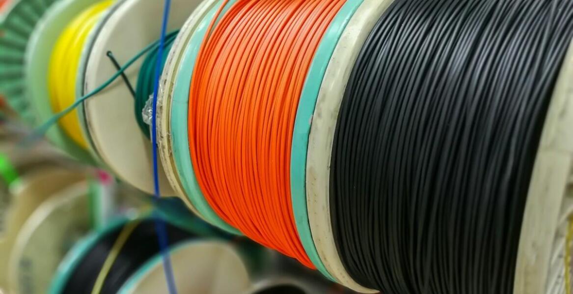 Jak dostępność materiałów wpływa na cenę skupu samochodowej wiązki?