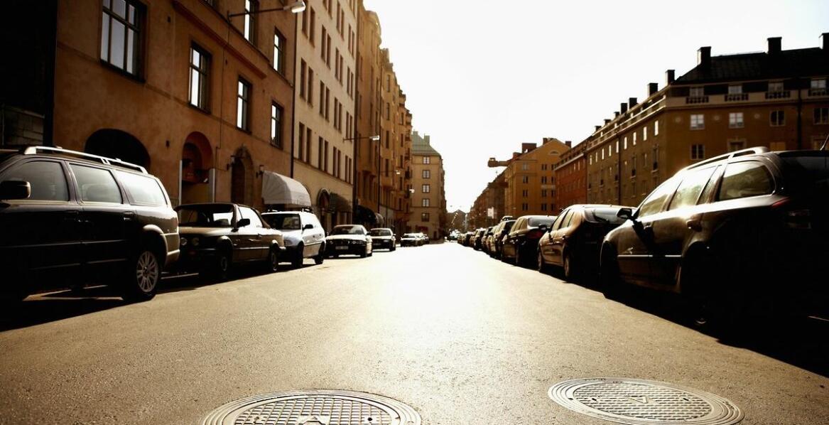 Poradnik kierowcy: parkowanie na ulicach dwukierunkowych w strefach z ograniczeniami