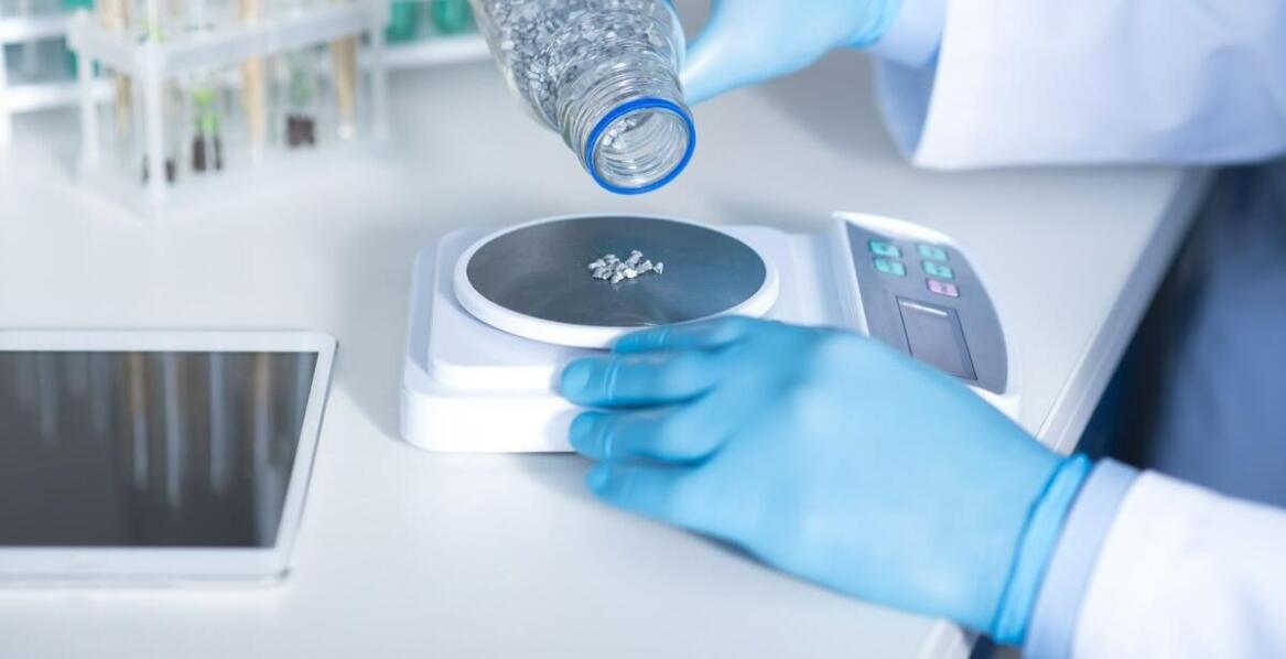 Jakie funkcje pełni laboratoryjny sprzęt w analizie termicznej i mechanicznej?