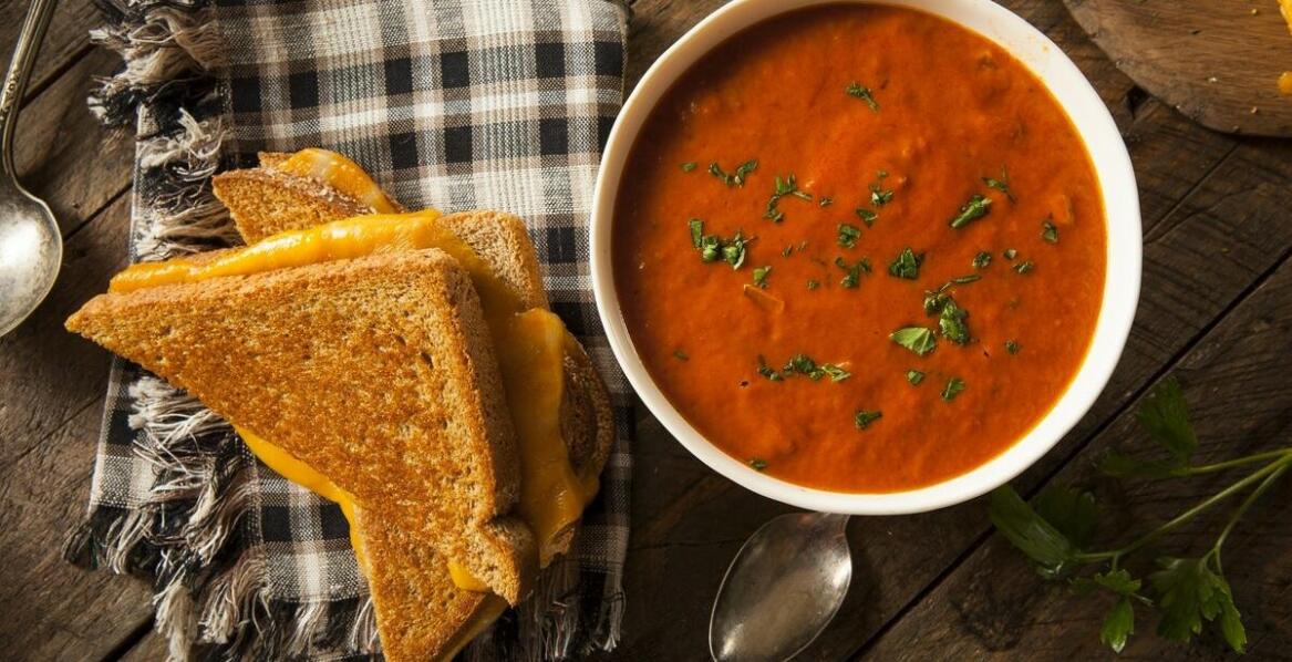 Jakie potrawy najlepiej komponują się z serowym sosem cheddar?