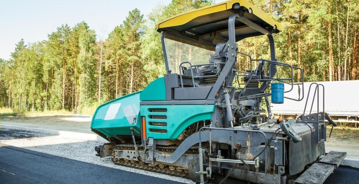 Jakie maszyny wspierają procesy korytowania pod kostkę na dużych placach budowy?