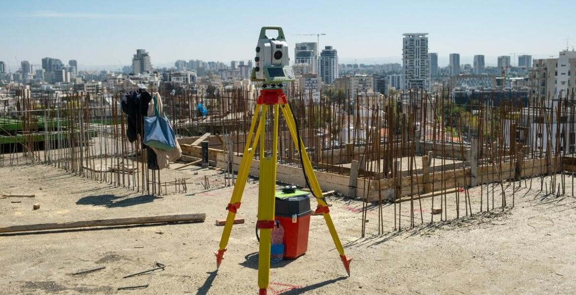 Proces tyczenia obiektów: jakie elementy są niezbędne w obsłudze geodezyjnej budowy?