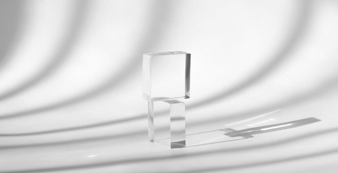 Szklane blaty na wymiar – jak połączyć estetykę z funkcjonalnością?