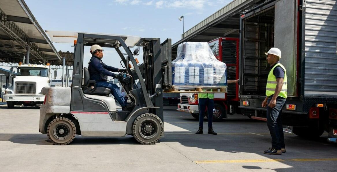 Przewozy dla firm – jak zapewnić bezpieczeństwo przy transporcie towarów?