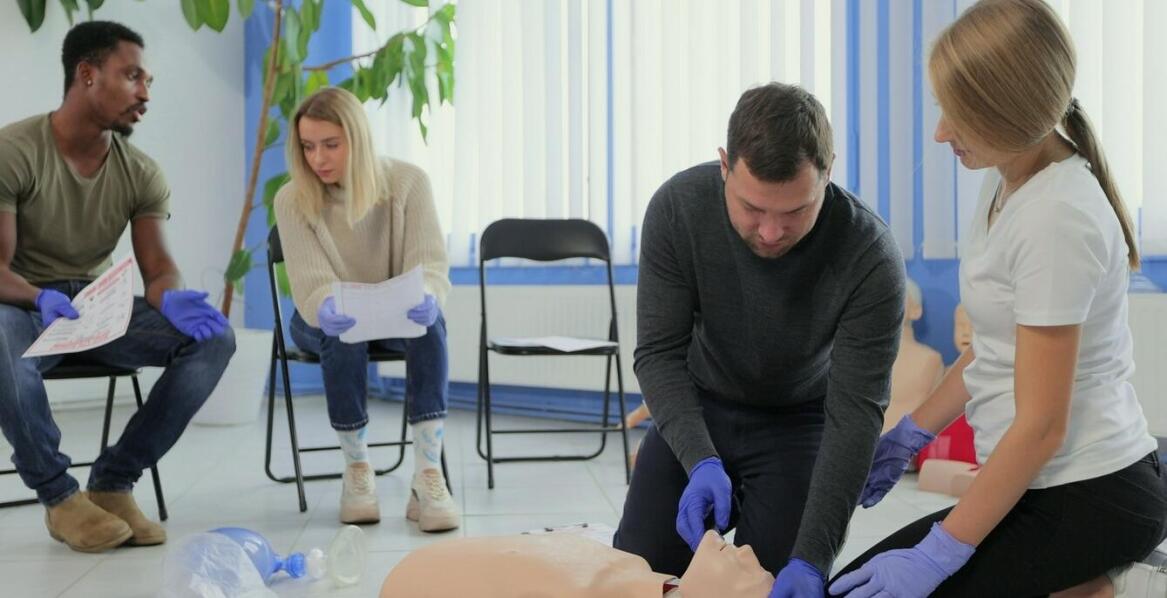 Krok po kroku: jak wykorzystać AED z funkcją doradcy RKO defibrylator?